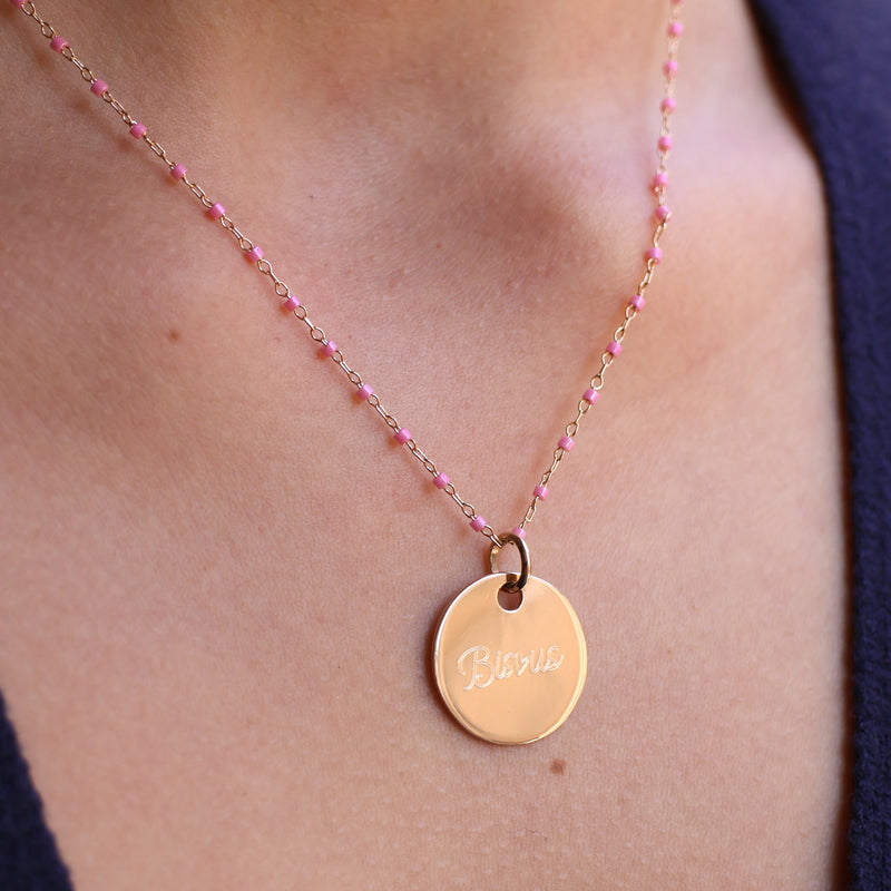 Collier Sora rose et médaille 19mm à graver plaqué or en plaqué or 18 carats, bijou élégant et intemporel Joyamada.