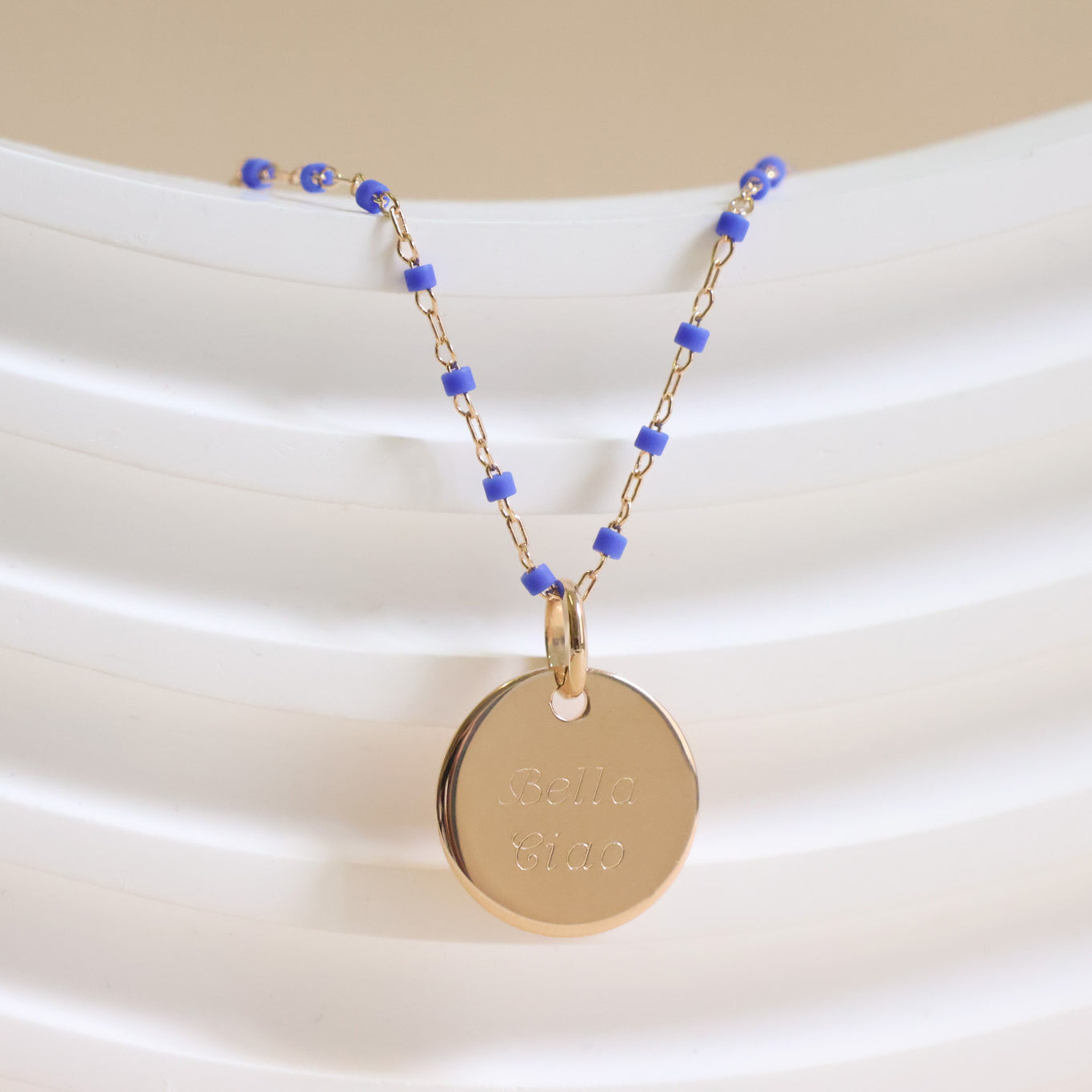 Collier Sora bleu et médaille 15mm à graver plaqué or