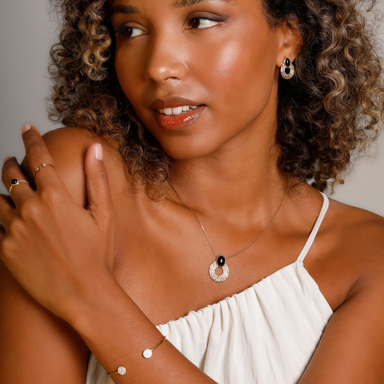 Black agate stone Naroa necklace with gold-plated striated pattern