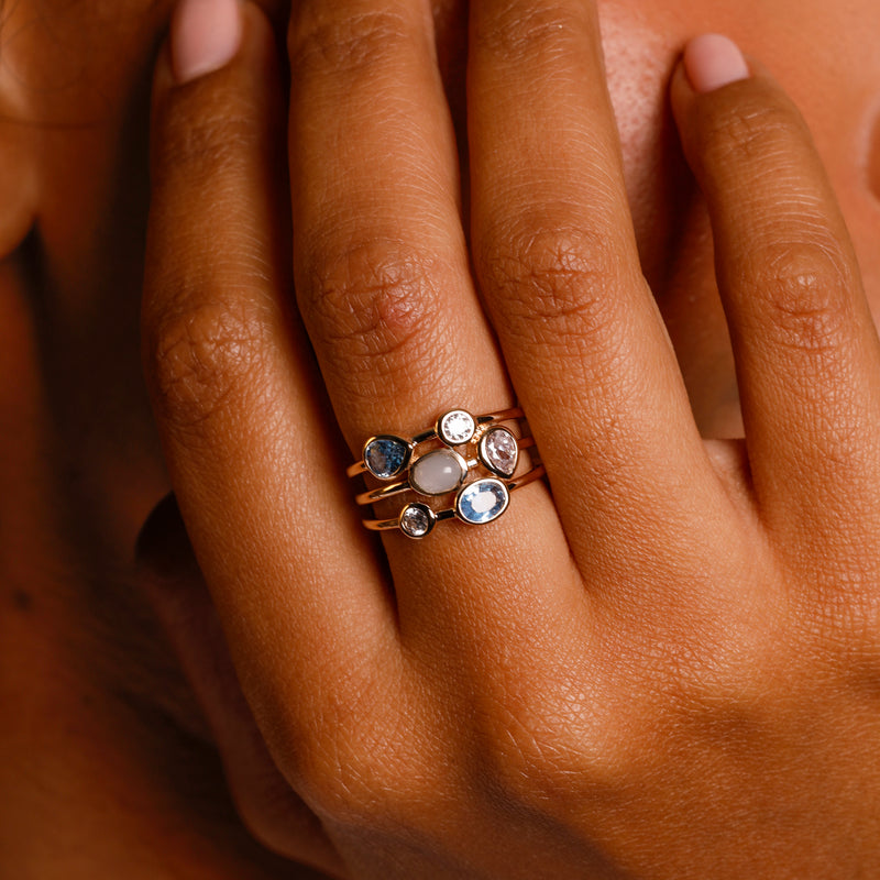 Bague Anya trois rangs oxydes blancs et bleus plaqué or – plaqué or 18 carats – Joyamada.