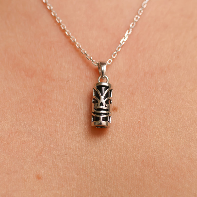 Pendentif Tiki Polynésien 5x10mm avec onyx argent en argent 925, bijou élégant et intemporel Joyamada.
