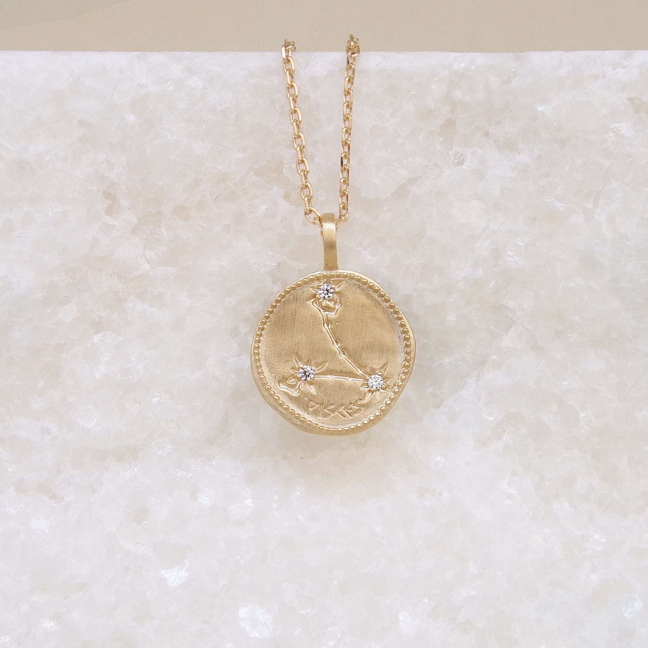 Pendentif Médaille constellation Poisson plaqué or