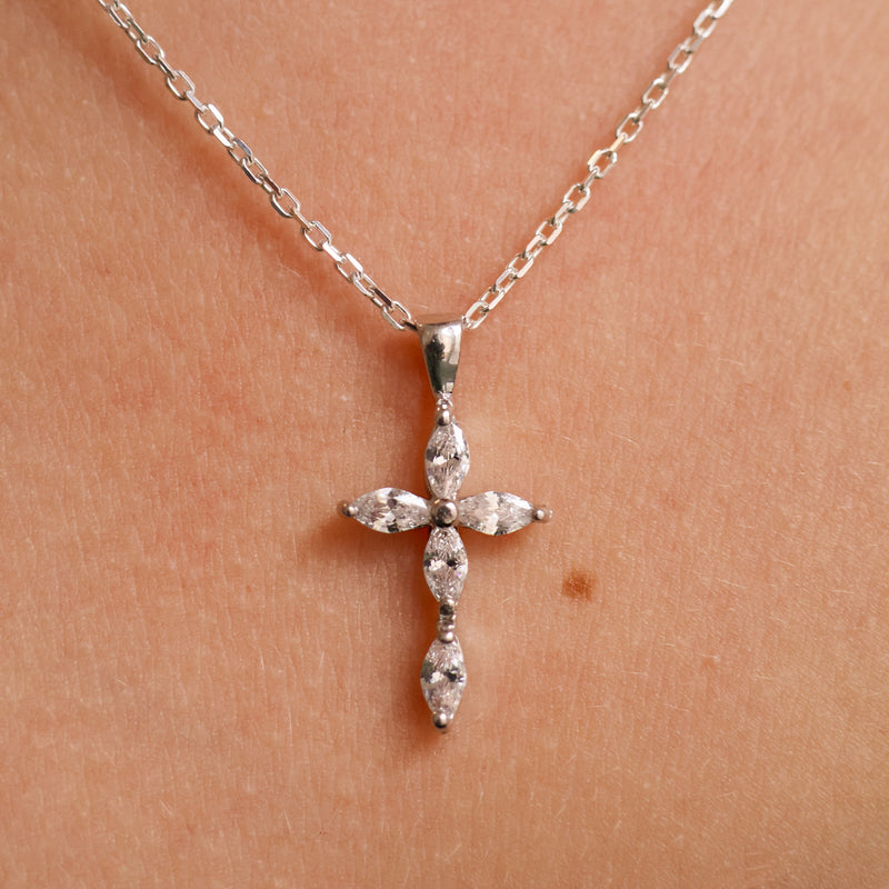 Pendentif Croix stylisée oxydes argent en argent 925, oxydes de zirconium, bijou élégant et lumineux Joyamada.