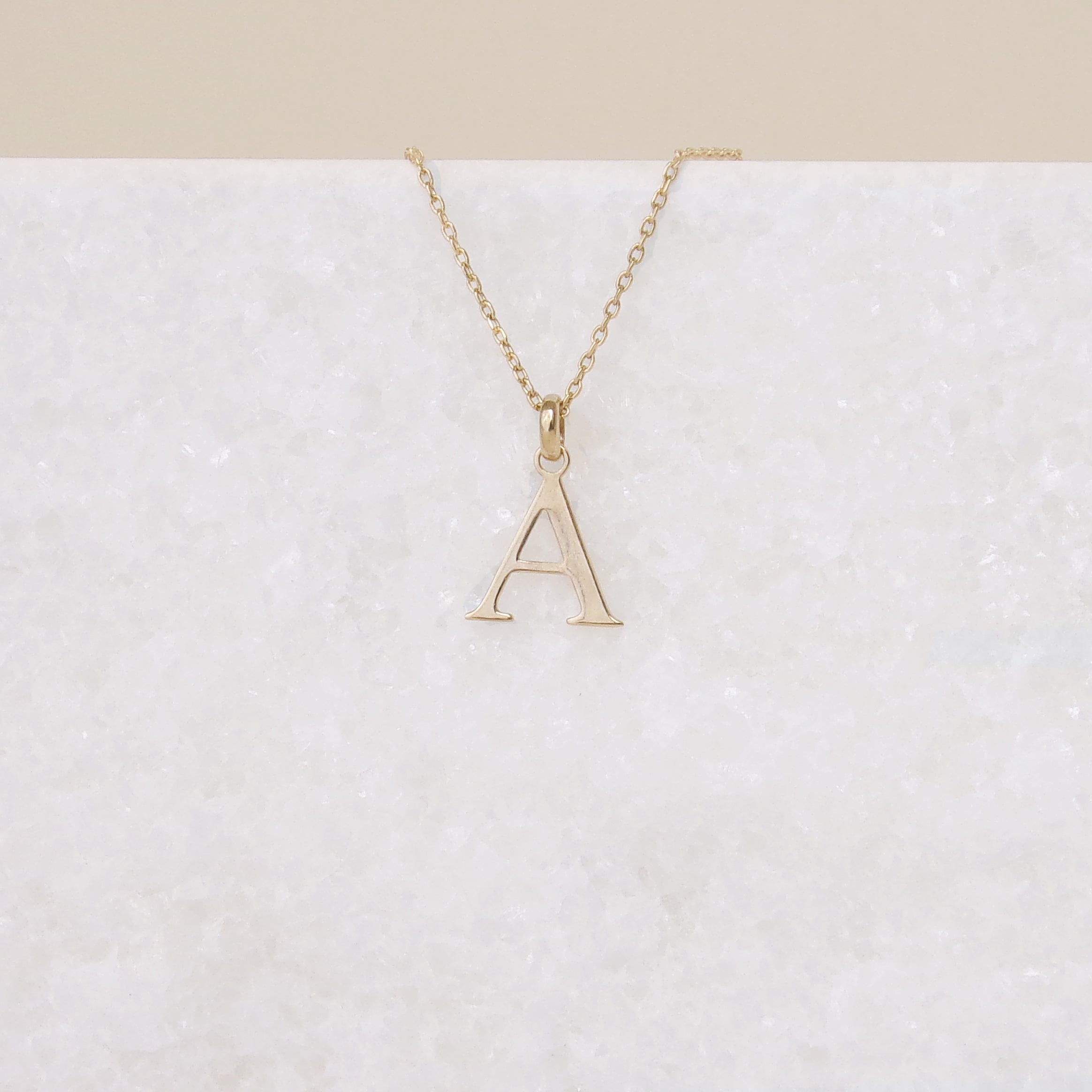 Pendentifs Initiales en plaqué or 18 carats – Personnalisez vos bijoux avec une ou plusieurs lettres de votre choix pour afficher vos initiales ou celles de vos proches avec élégance. Un accessoire raffiné et intemporel pour un style unique. Dimensions : 1,2 x 1 cm.  Conçus en laiton avec un placage 3 microns et poinçon garantissant qualité et durabilité.