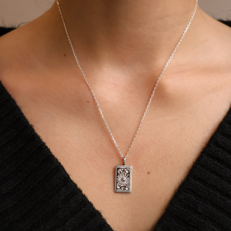 Pendentif Tarot Soleil éclatant argent à graver en argent 925, motif soleil, bijou délicat et féminin Joyamada.