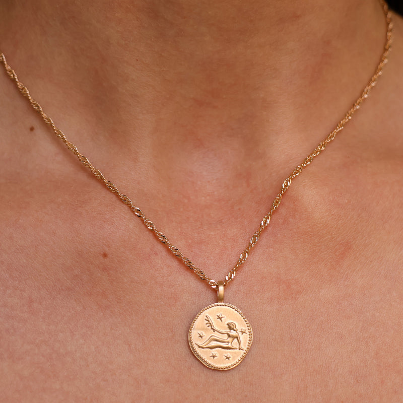 Pendentif Médaille astro Vierge plaqué or à graver en plaqué or 18 carats, bijou élégant et intemporel Joyamada.
